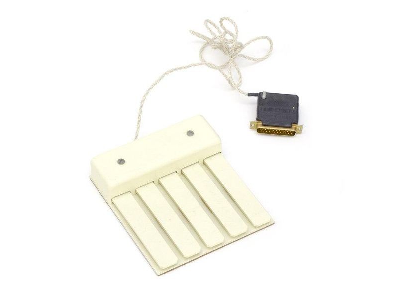 The keys on the chord keyset functioned somewhat like function keys in a modern program. Experts could also use them to input text with one hand using key combinations.